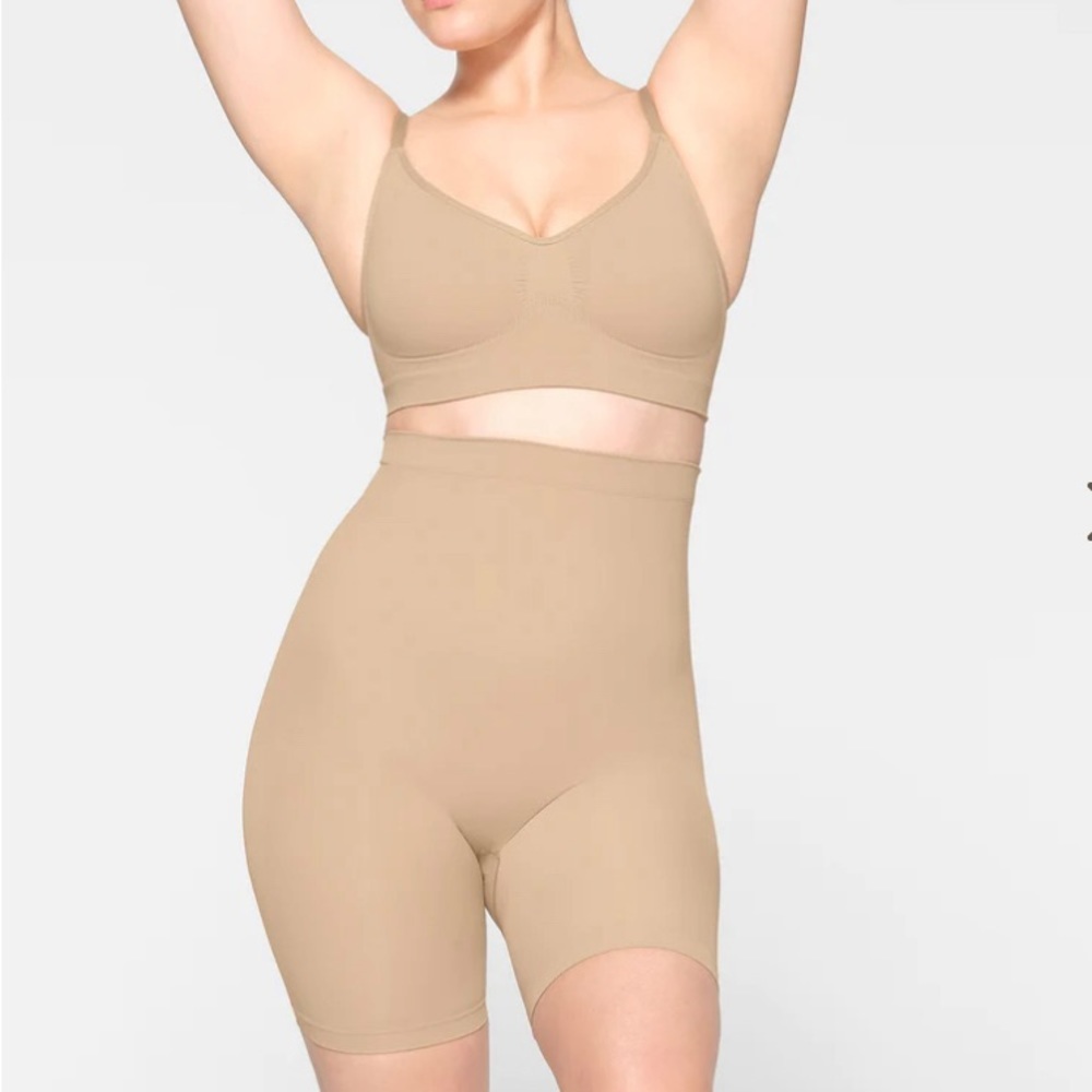Skims sculpting mid waist mid thigh short size S/M